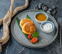 Сырники с домашней сметаной и свежими ягодами