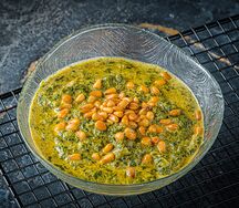 Жареный шпинат в сливочном соусе с кедровыми орешками