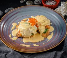 Яйца бенедикт с лососем гравлакс