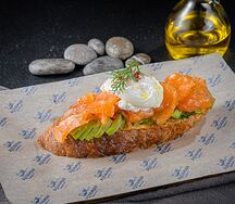 Тост с авокадо и лососем гравлакс