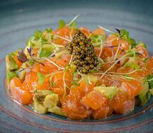 Тартар из лосося с чёрной икрой