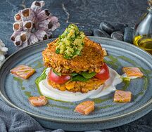 Оладьи из свежей кукурузы с авокадо и копчёной рыбой