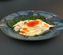 Яйца пашот с крабом и голландским соусом