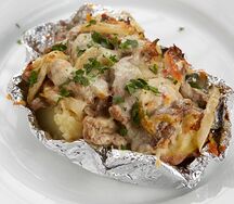 Печеная картошка с телятиной и беконом