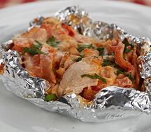 Печеная картошка с курицей и ветчиной