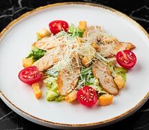 Салат Цезарь с курицей