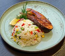 Сёмга гриль с рисом и овощами 