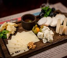 Тарель сырная с пряным медом