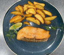 Филе лосося с картофельными дольками
