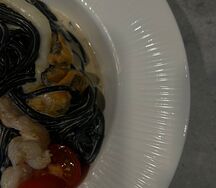 Спагетти Неро с морепродуктами в сливочном соусе