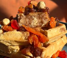 Вафли с сухофруктами и вареньем