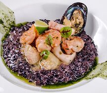 Морепродукты в белом вине с черным рисом венере
