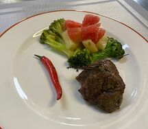 Филе-миньон с тёплым салатом из ананаса, брокколи и грейпфрута