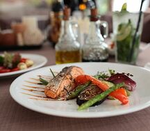 Филе лосося в медовом соусе с овощами