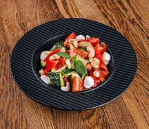 Салат овощной с кремом из сыра и кешью