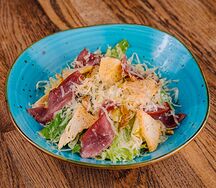 Цезарь с копчёной уткой и манго