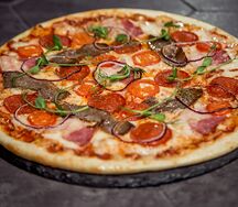 Пицца Мясная на черном тесте