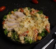 Салат Цезарь с курицей
