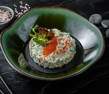 Салат Оливье с камчатским крабом и красной икрой