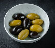 Ассорти средиземноморских маслин и оливок
