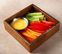 Овощные палочки с сырным соусом