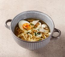 Бульон с лапшой и яйцом