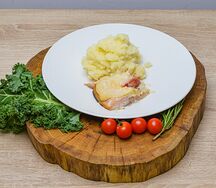 Красная рыбка, запеченная под сыром с картофельным пюре
