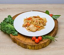 Удон с куриным филе и овощами