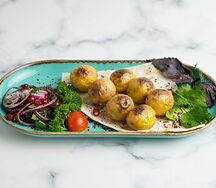 Молодой картофель с чесночным маслом и укропом