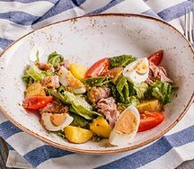 Салат с тунцом