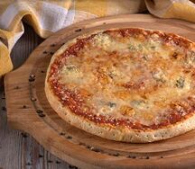 Пицца Четыре сыра с красным соусом