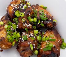 Куриные крылышки с унаги и кунжутом