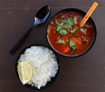 Том ям с морепродуктами и рис