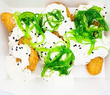 Кальмар темпура с соусом тартар и чукой