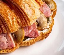 Сэндвич на круассане с ветчиной и грибами