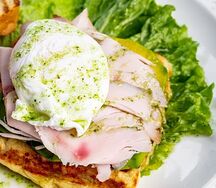 Вафли картофельные с авокадо и индейкой