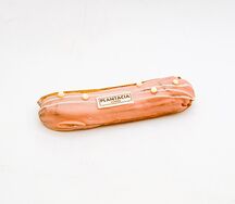 Эклер клубничный