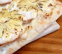 Пицца римская с ананасами