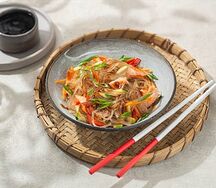 Фунчоза с лососем в устричном соусе