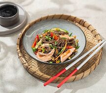 Соба с лососем в устричном соусе