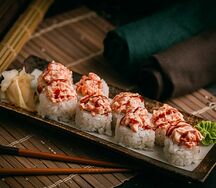 Ролл Калифорния с сёмгой и соусом