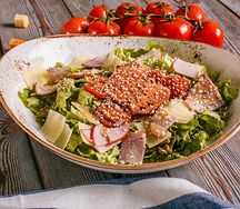 Салат Синьор помидор под соусом Цезарь