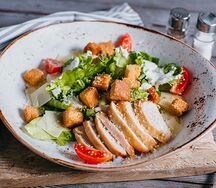 Салат Цезарь с куриной грудкой