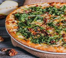 Пицца с грушей и сыром дорблю