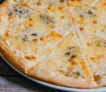 Пицца Четыре сыра с белым соусом