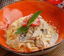 Паста под сливочным соусом альфредо