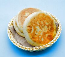 Пирожок с курицей и грибами