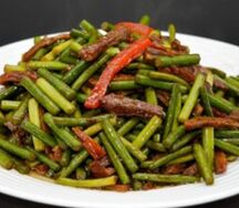 Салат говядина со стрелками чеснока