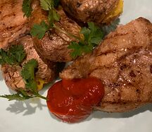 Стейк из свиной шеи с запеченным картофелем