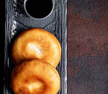 Японская булочка с соусом шрирача